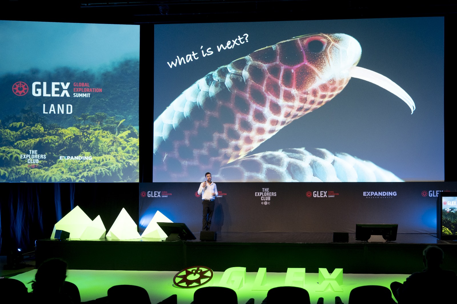 Apresentação GLEX Land com imagem ampliada da cabeça de uma cobra e a pergunta ‘what is next?’