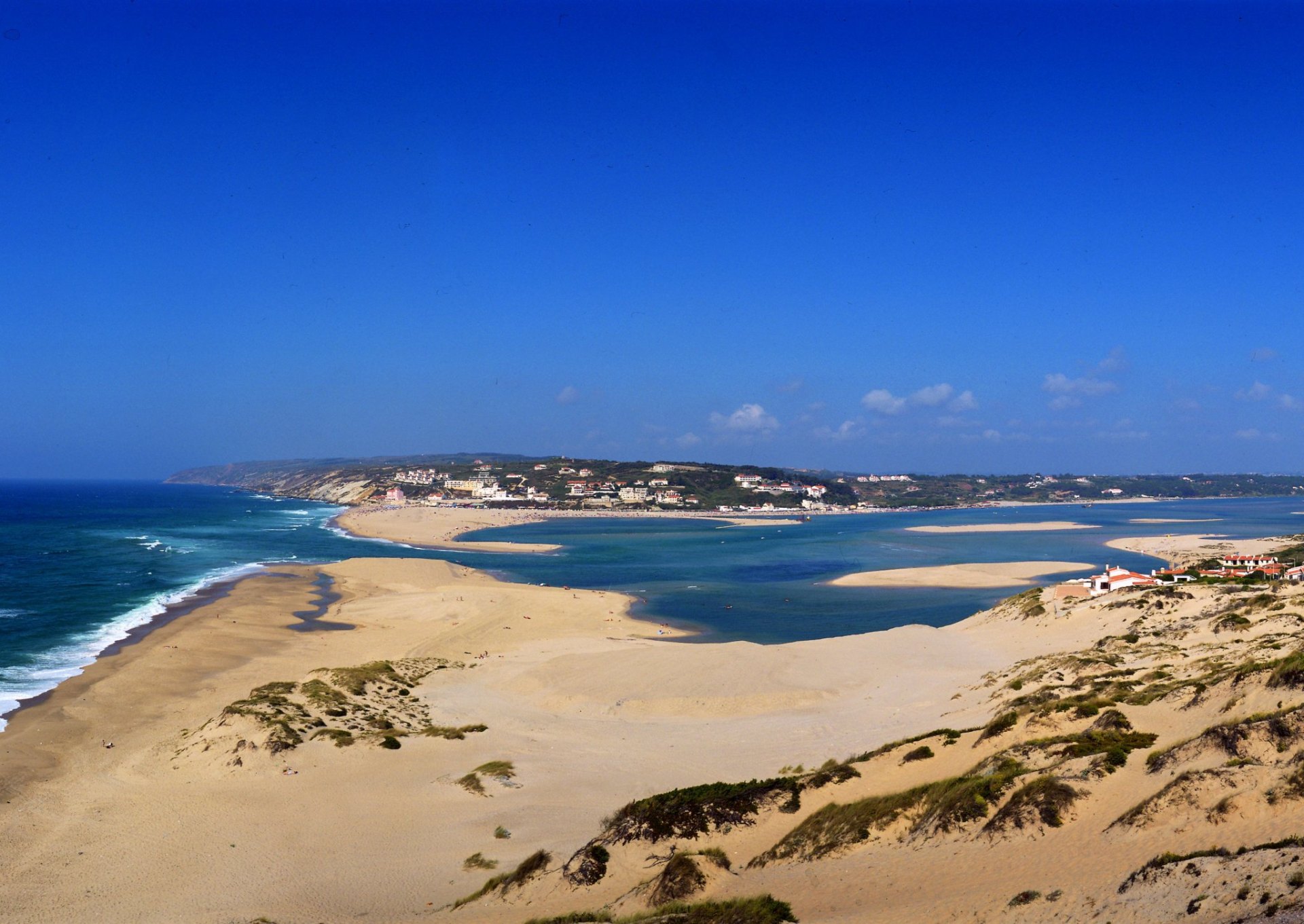 Vista aérea da Lagoa de Óbidos com dunas e oceano
