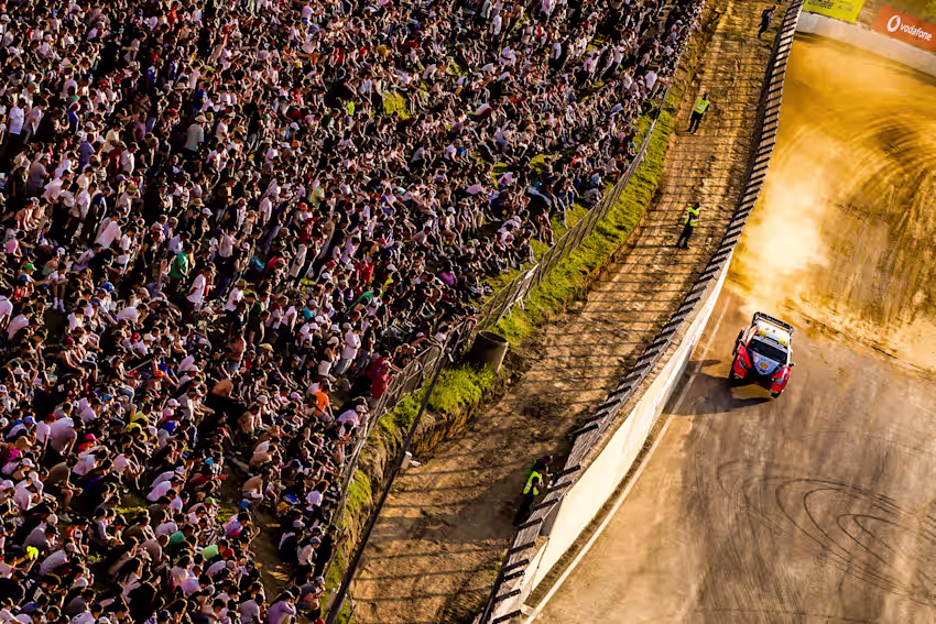Ambiente nas margens de uma classificativa do Vodafone Rally de Portugal