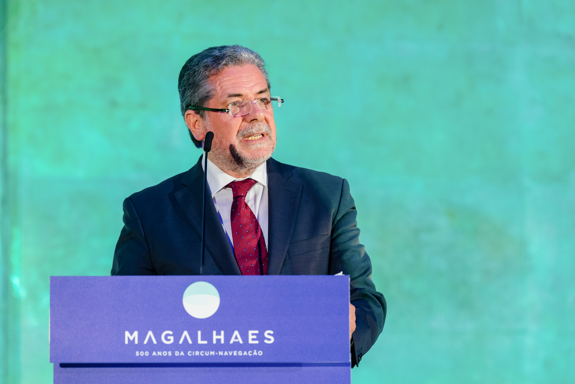 José Marques, Presidente da Estrutura de Missão, em intervenção no púlpito com a identidade Magalhães.