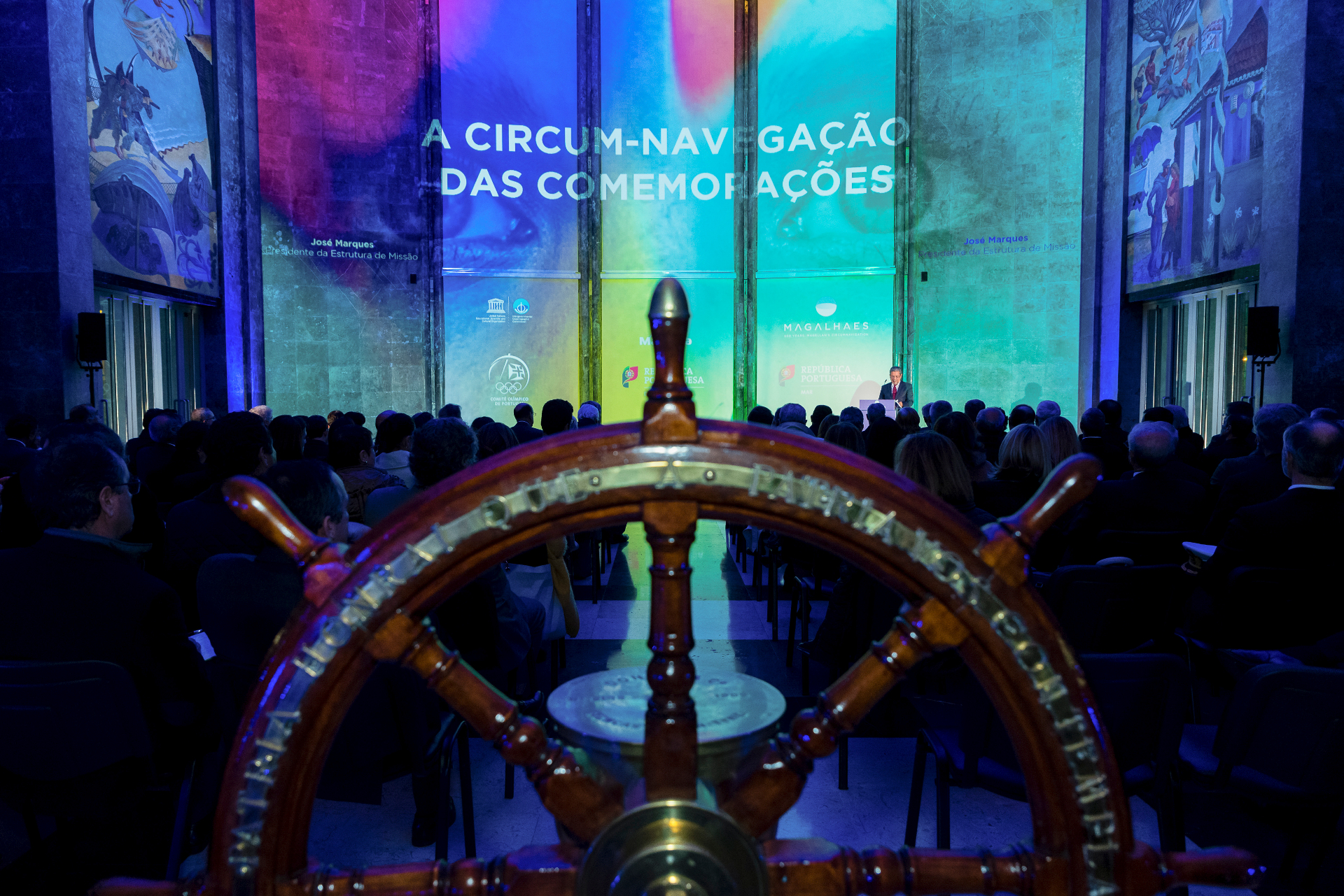 Sessão de apresentação da viagem do NRP Sagres, vista a partir do leme do navio, com José Marques, Presidente da Estrutura de Missão, no púlpito.
