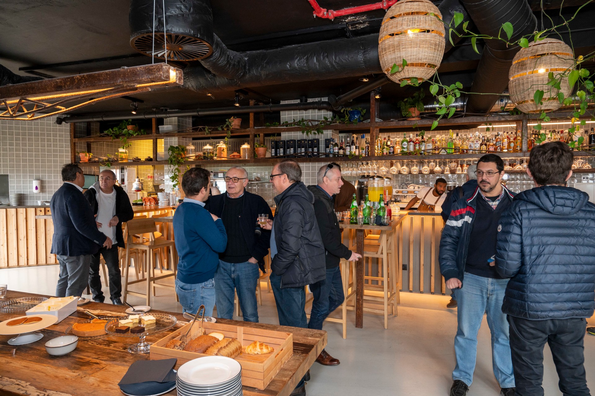Momento de cocktail e networking num espaço de restauração durante a ação de imprensa Dacia