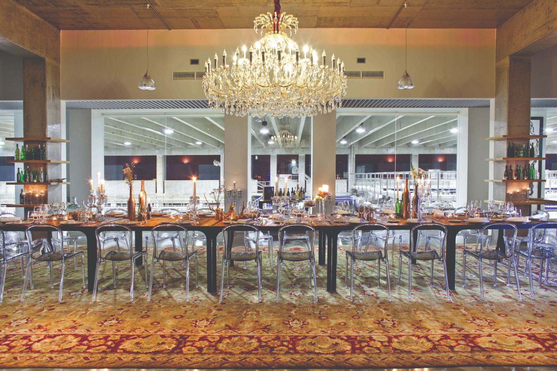 Mesa preparada para jantar em sala de enoturismo da AdegaMãe