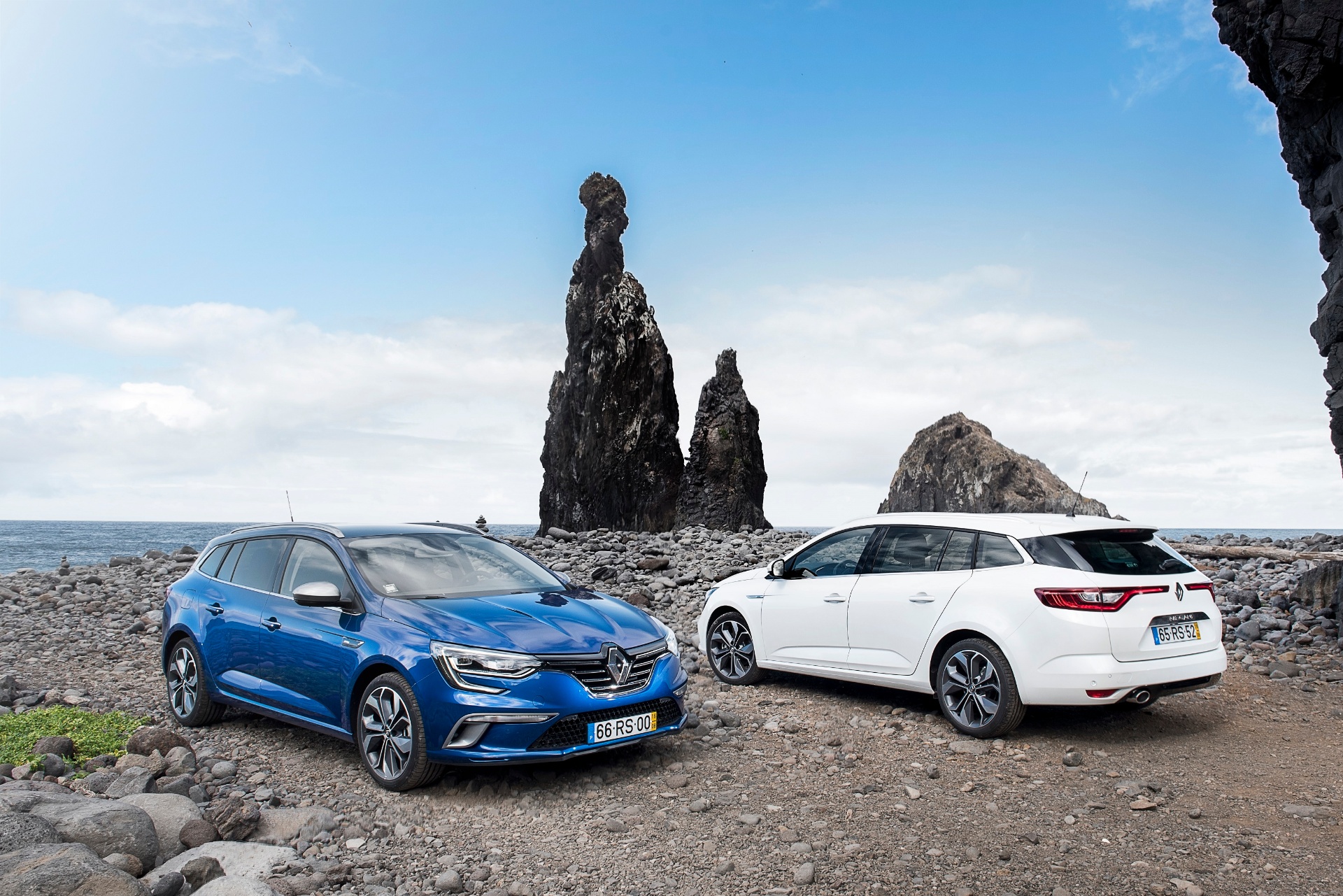 Duas Renault Mégane Sport Tourer junto às formações rochosas da Ribeira da Janela