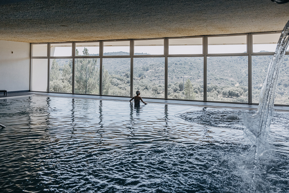 Piscina interior das Termas de Almeida — Fonte Santa com vista panorâmica para a serra