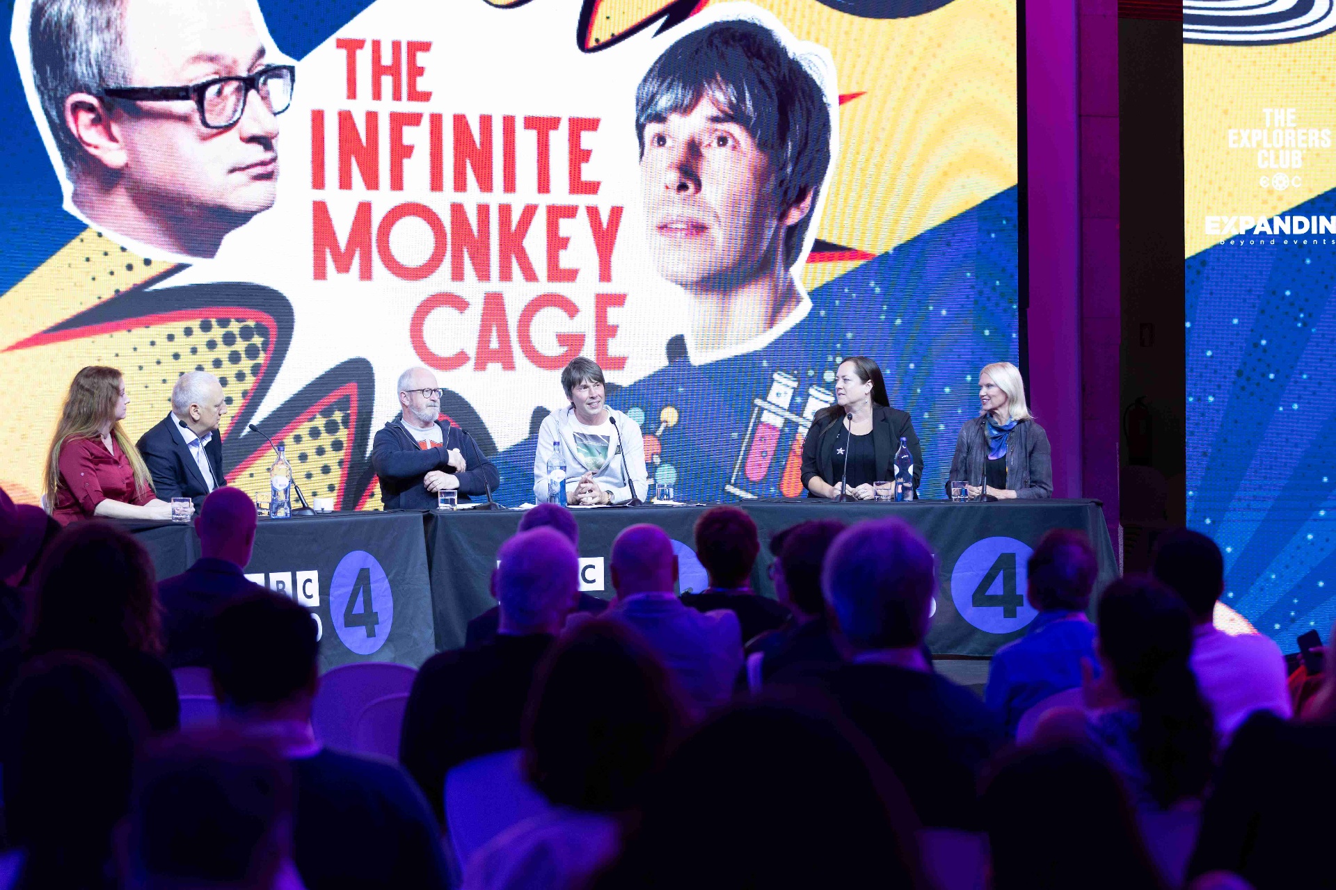 Painel de oradores do programa The Infinite Monkey Cage da BBC Radio 4 gravado na GLEX Summit