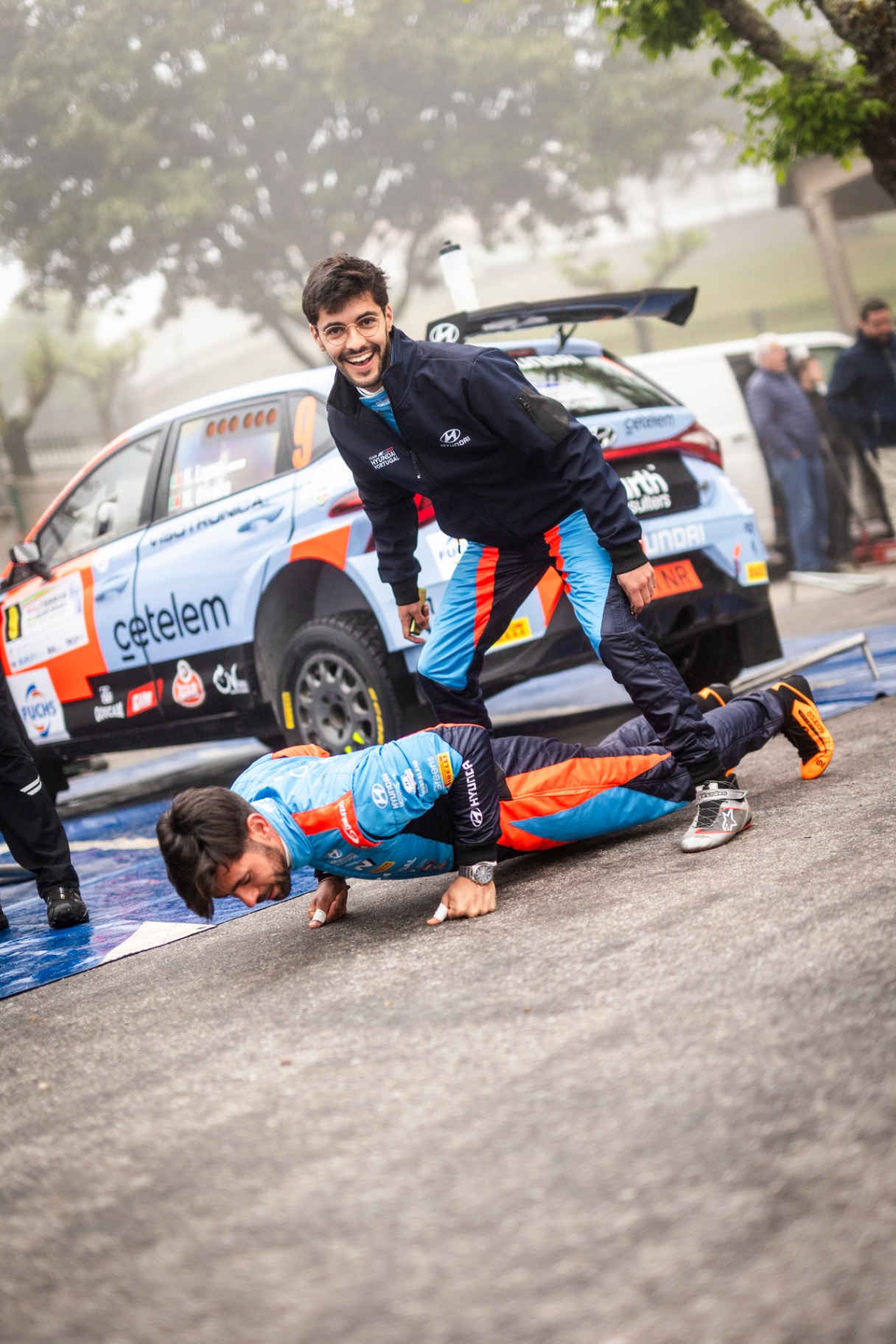 Hugo Lopes e Miguel Oliveira em momento descontraído junto ao Hyundai i20 nº 9