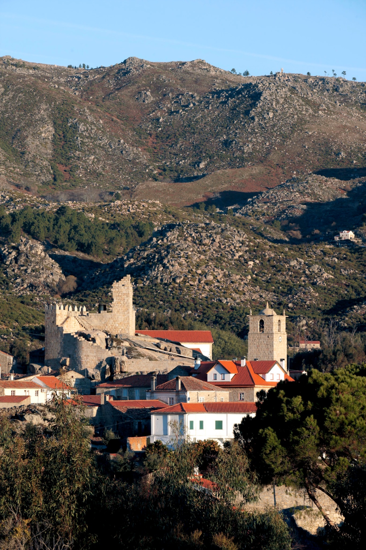 Castelo Novo visto à distância, com castelo e torre do relógio sob a serra da Gardunha