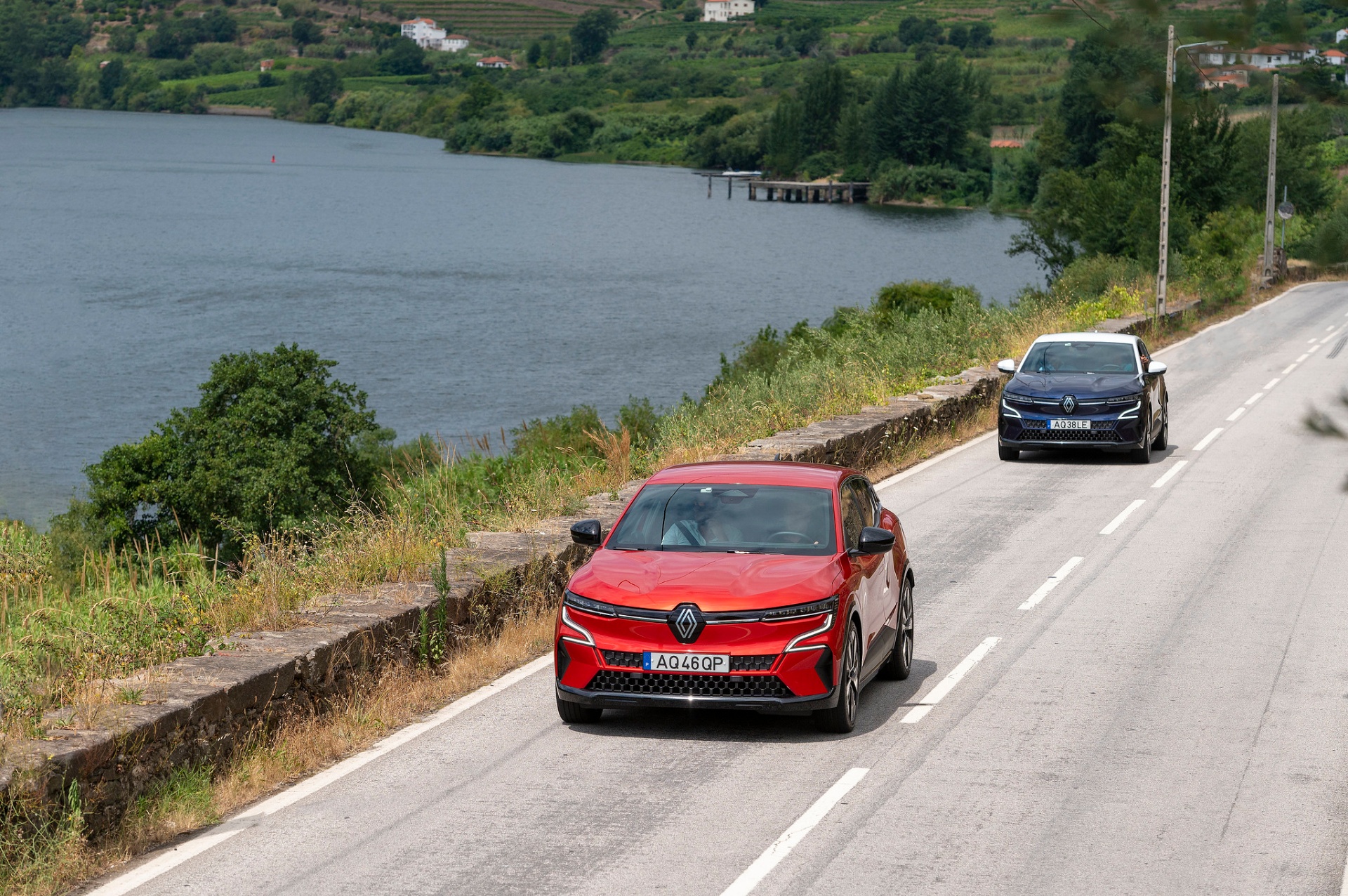 Mégane E-Tech vermelho e azul em estrada junto ao rio Douro