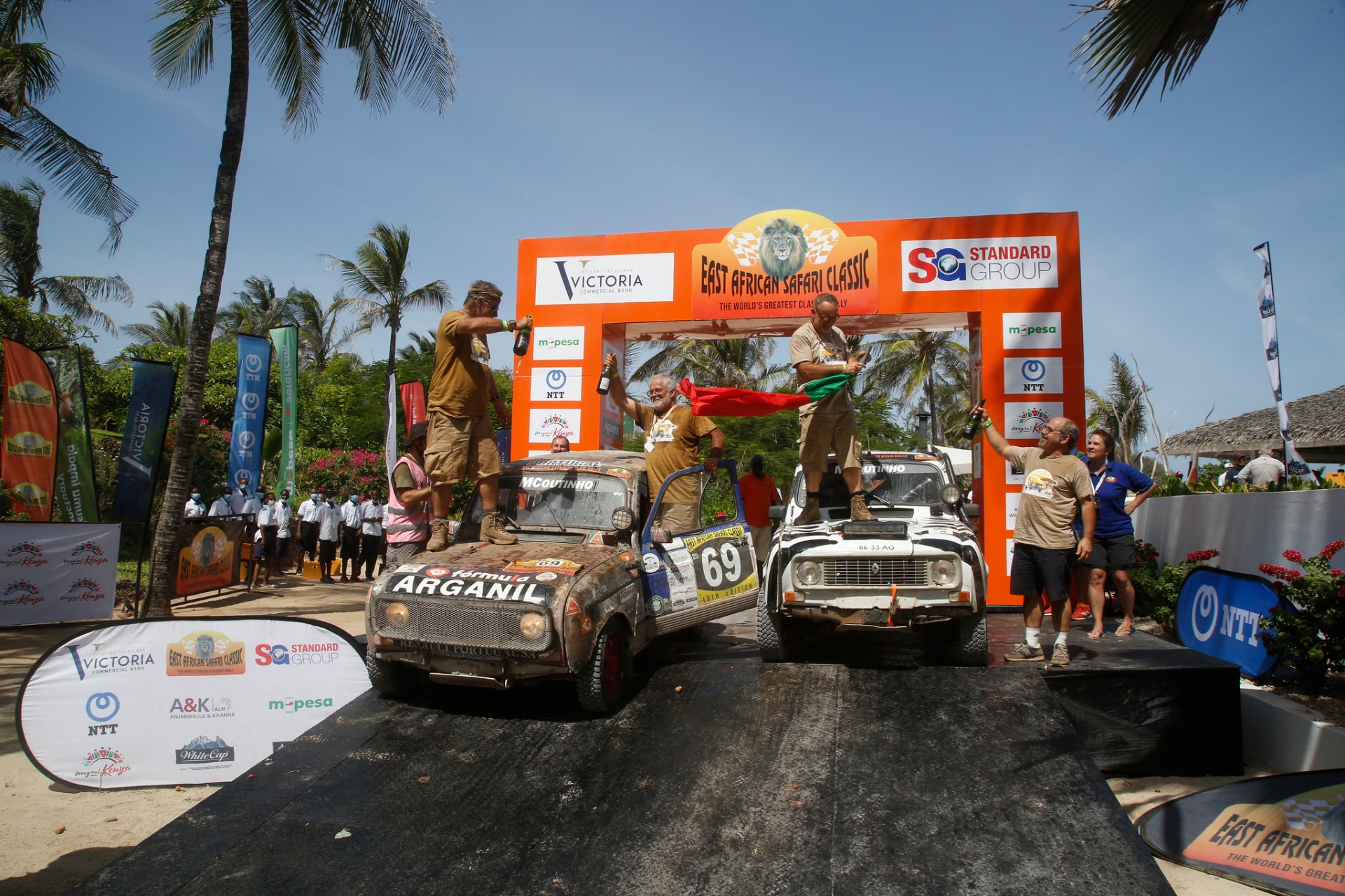 Equipa no pódio do East African Safari Classic Rally com bandeira de Portugal