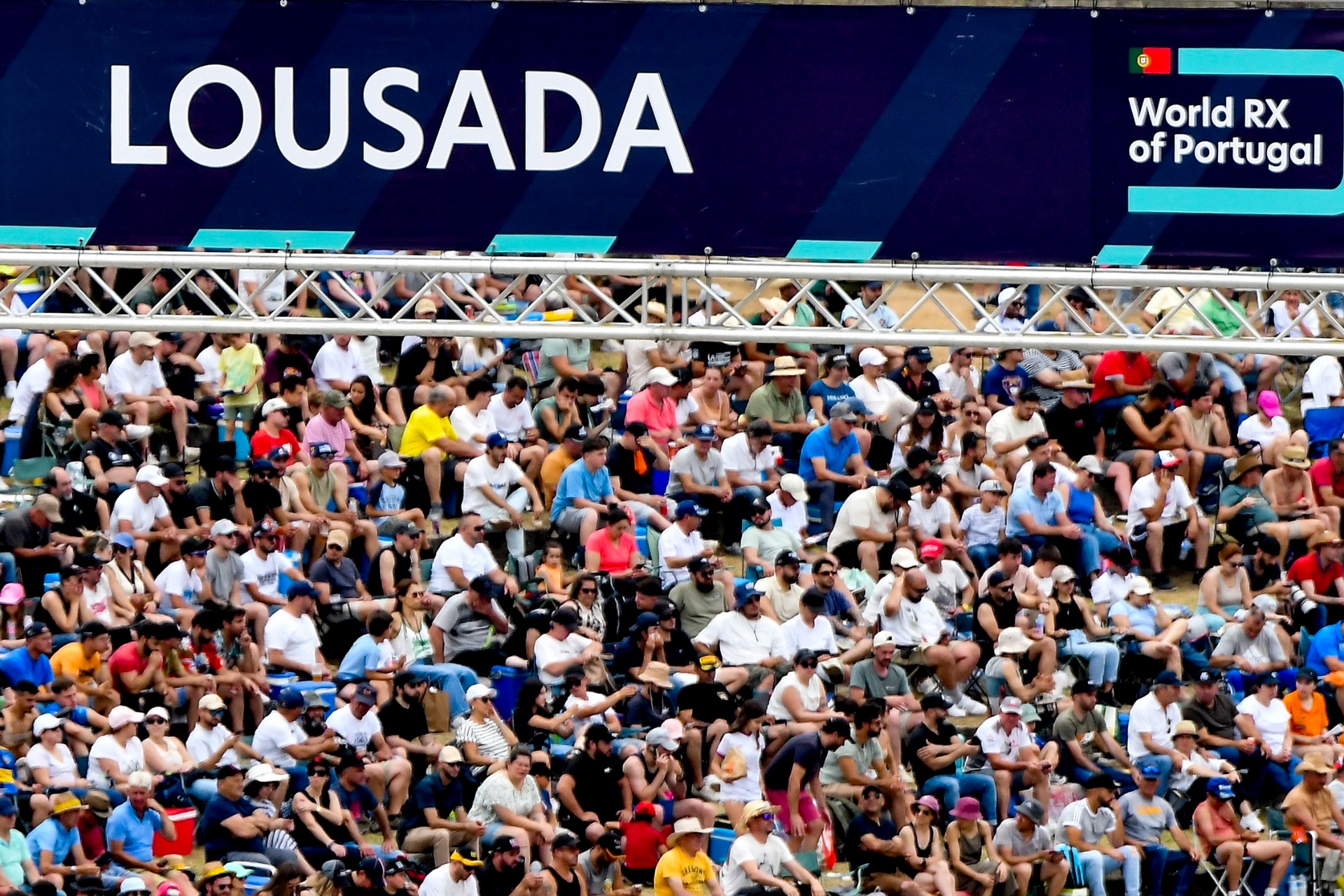 Banner World RX of Portugal — Lousada — com bancada cheia em segundo plano