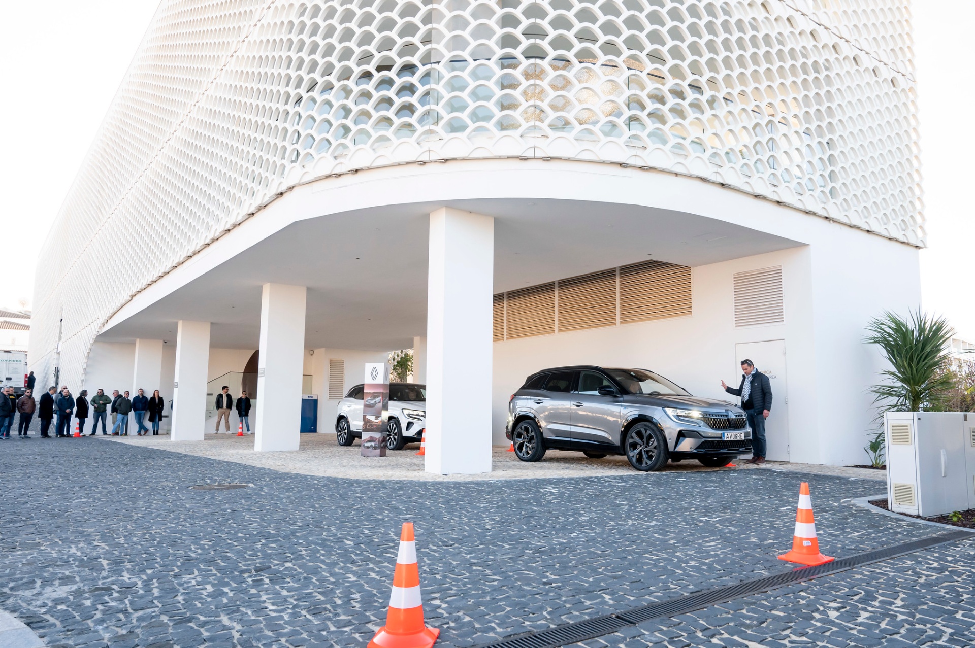 Chegada dos jornalistas ao hotel em Albufeira com Austral em destaque