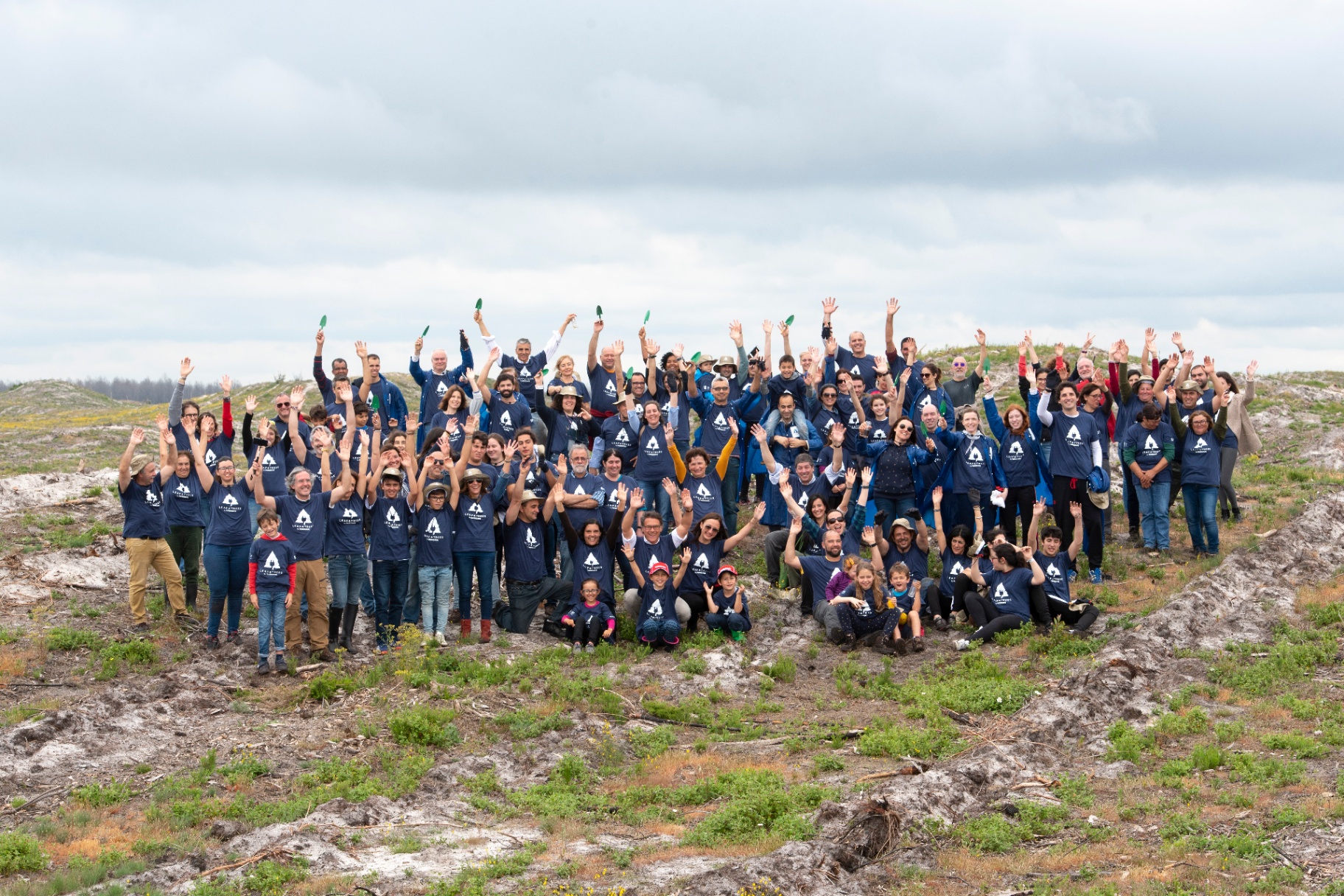 Fotografia de grupo dos voluntários Leaf4Trees com braços no ar no Pinhal de Leiria