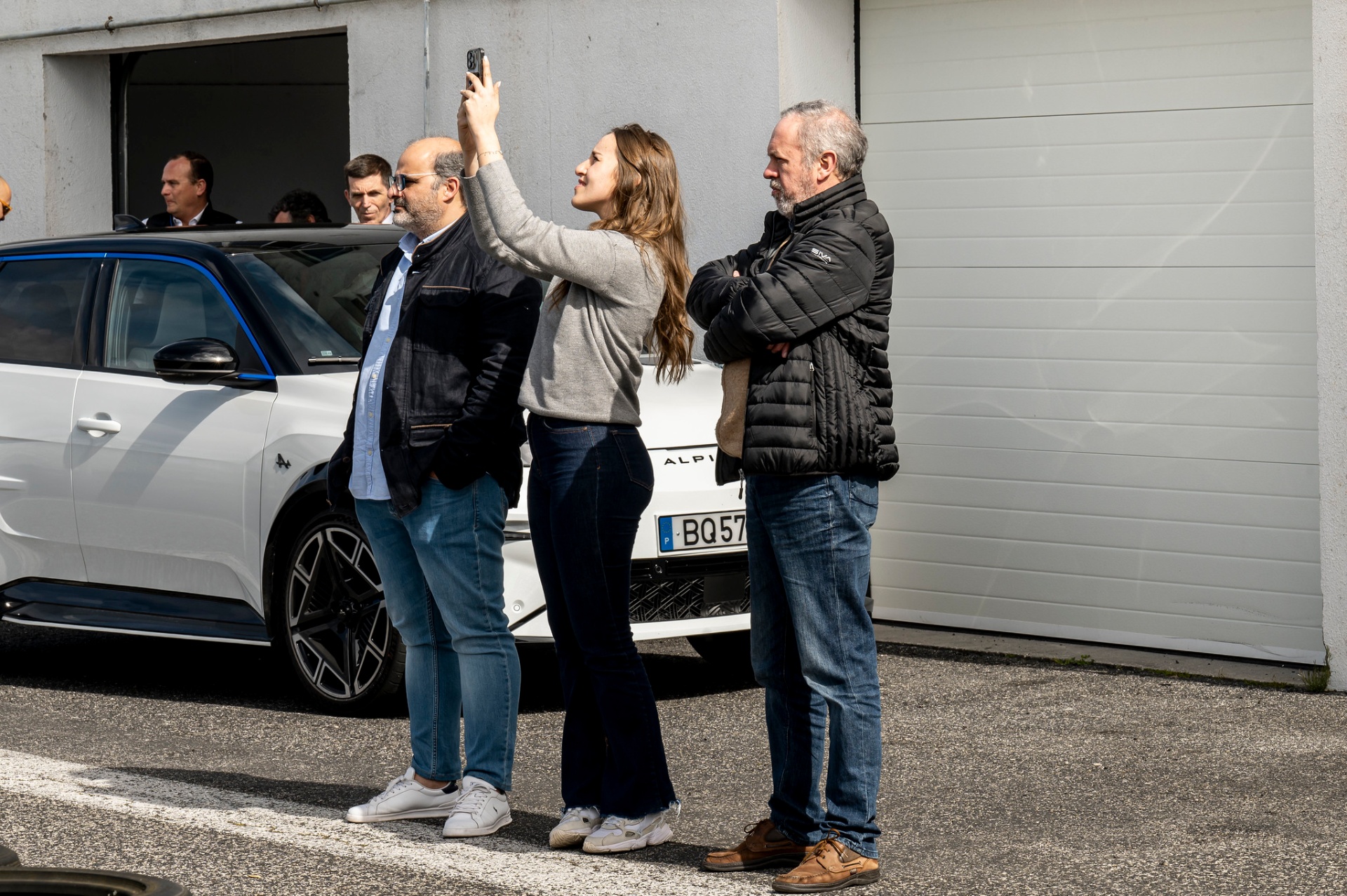 Jornalistas a fotografar o Alpine A290 branco no paddock do kartódromo