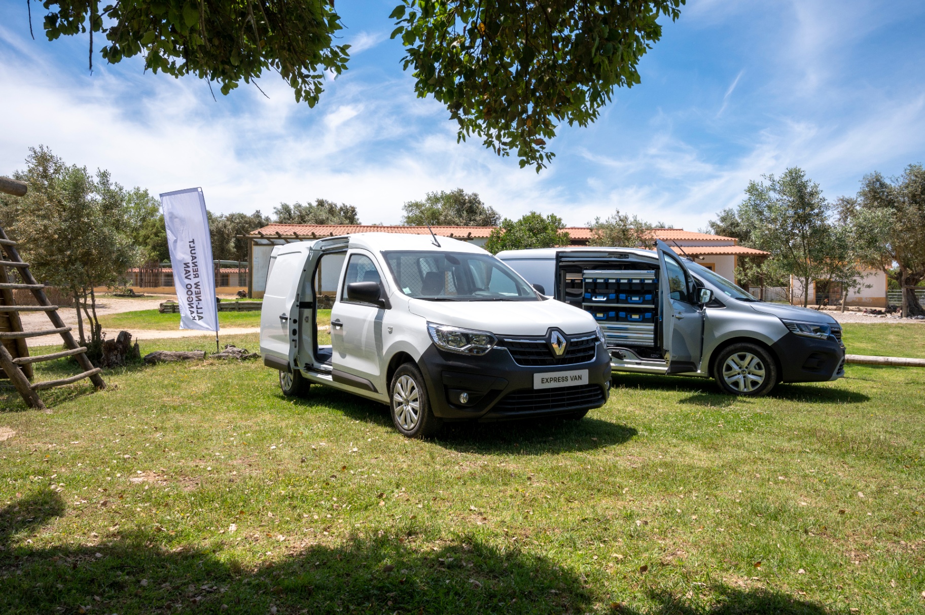 Renault Express Van e Kangoo Van expostos sobre relva, junto a oliveiras