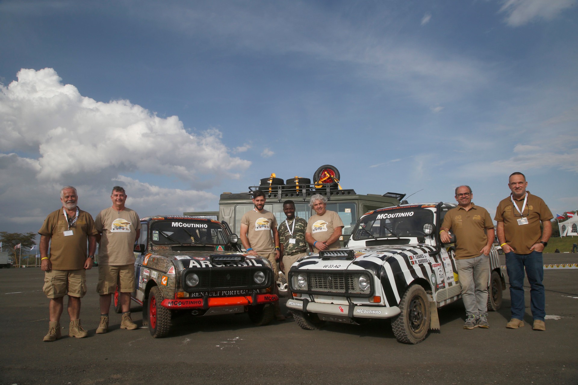 Equipa Team Renault 4L 60th Anniversary com as duas viaturas no Quénia
