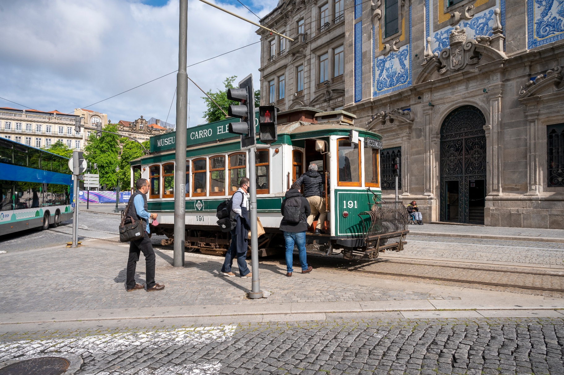 Jornalistas a embarcar no elétrico 191 do Museu do Carro Eléctrico