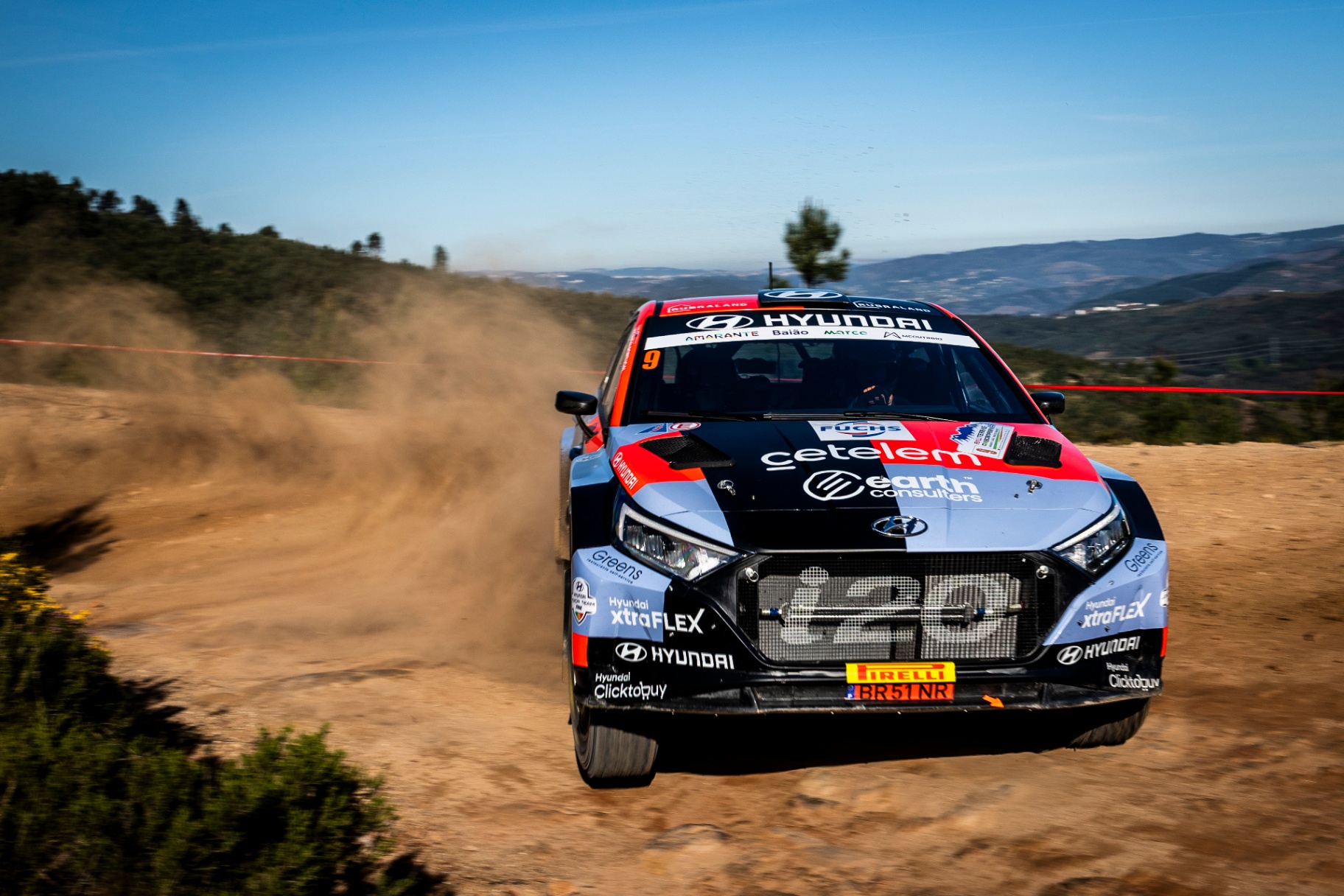 Hyundai i20 nº 9 de Gonçalo Henriques em ataque frontal numa classificativa de terra