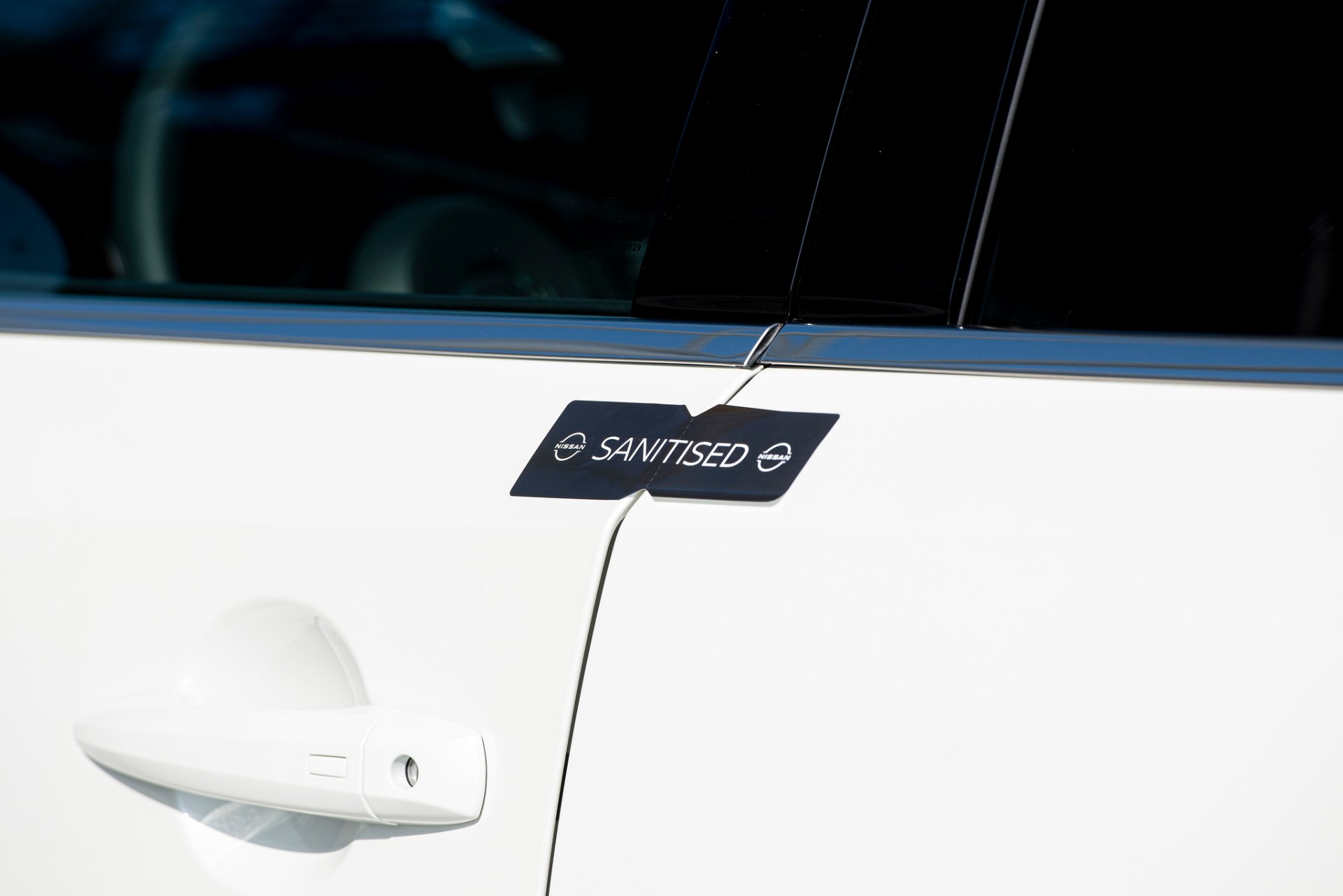 Selo Sanitised aplicado na porta de um Nissan Qashqai
