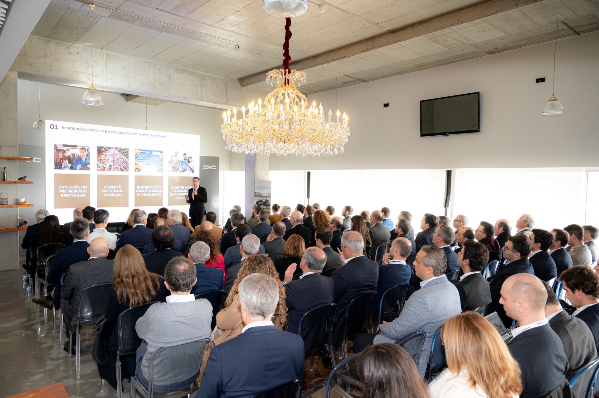 Plenário da Convenção Rede Dacia com apresentação sobre contexto e mercado