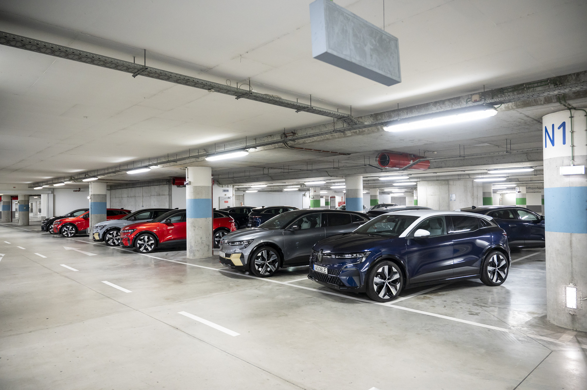Frota de Mégane E-Tech estacionada em garagem coberta