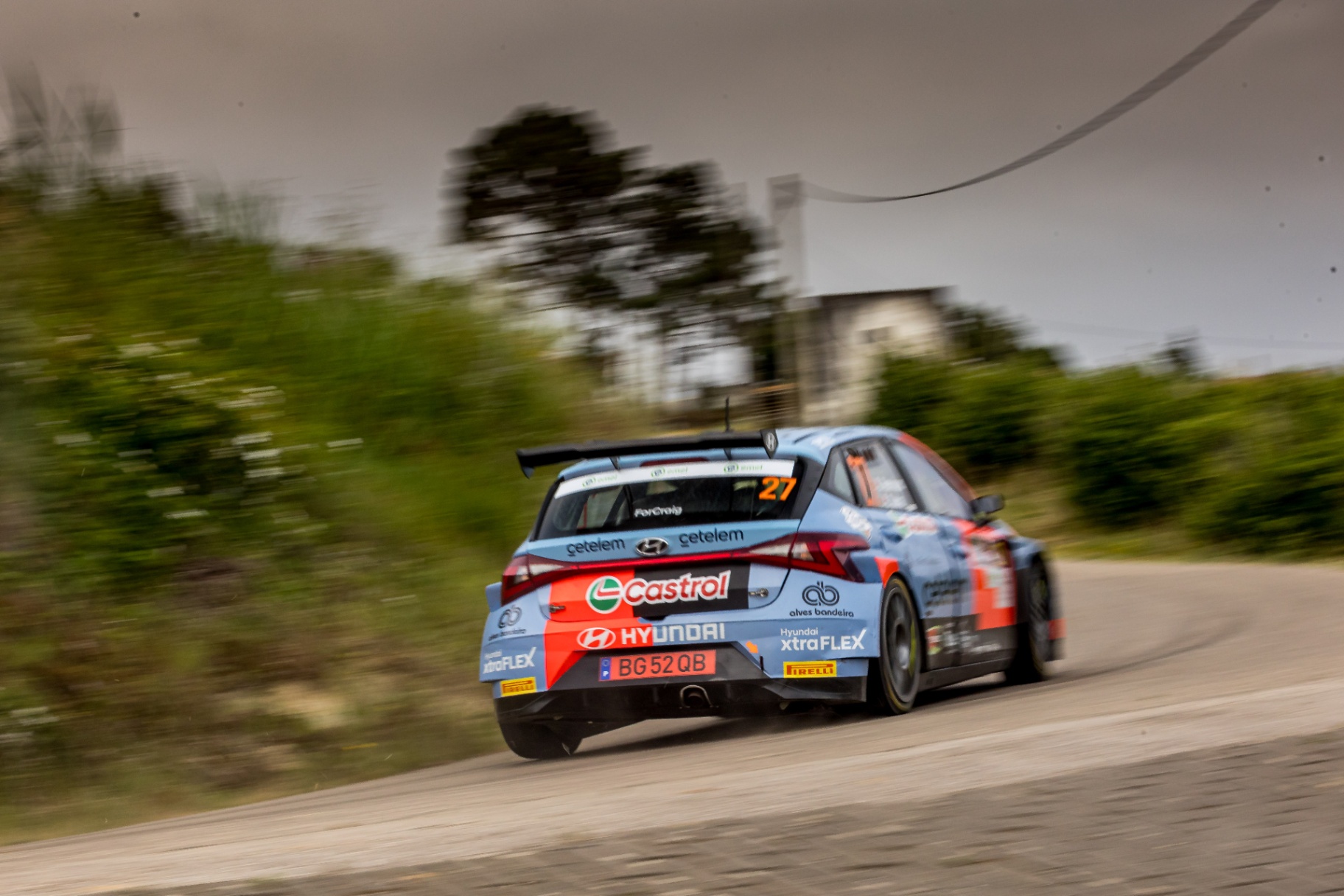 Hyundai i20 nº 27 em movimento numa classificativa de asfalto