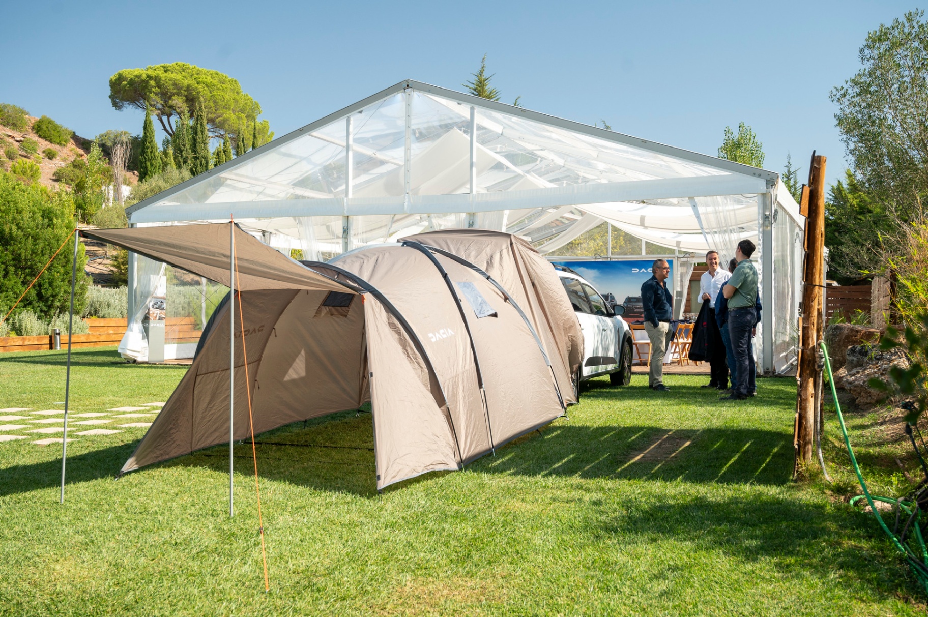 Tenda Dacia com modelo Spring branco e tenda de campismo Dacia no relvado