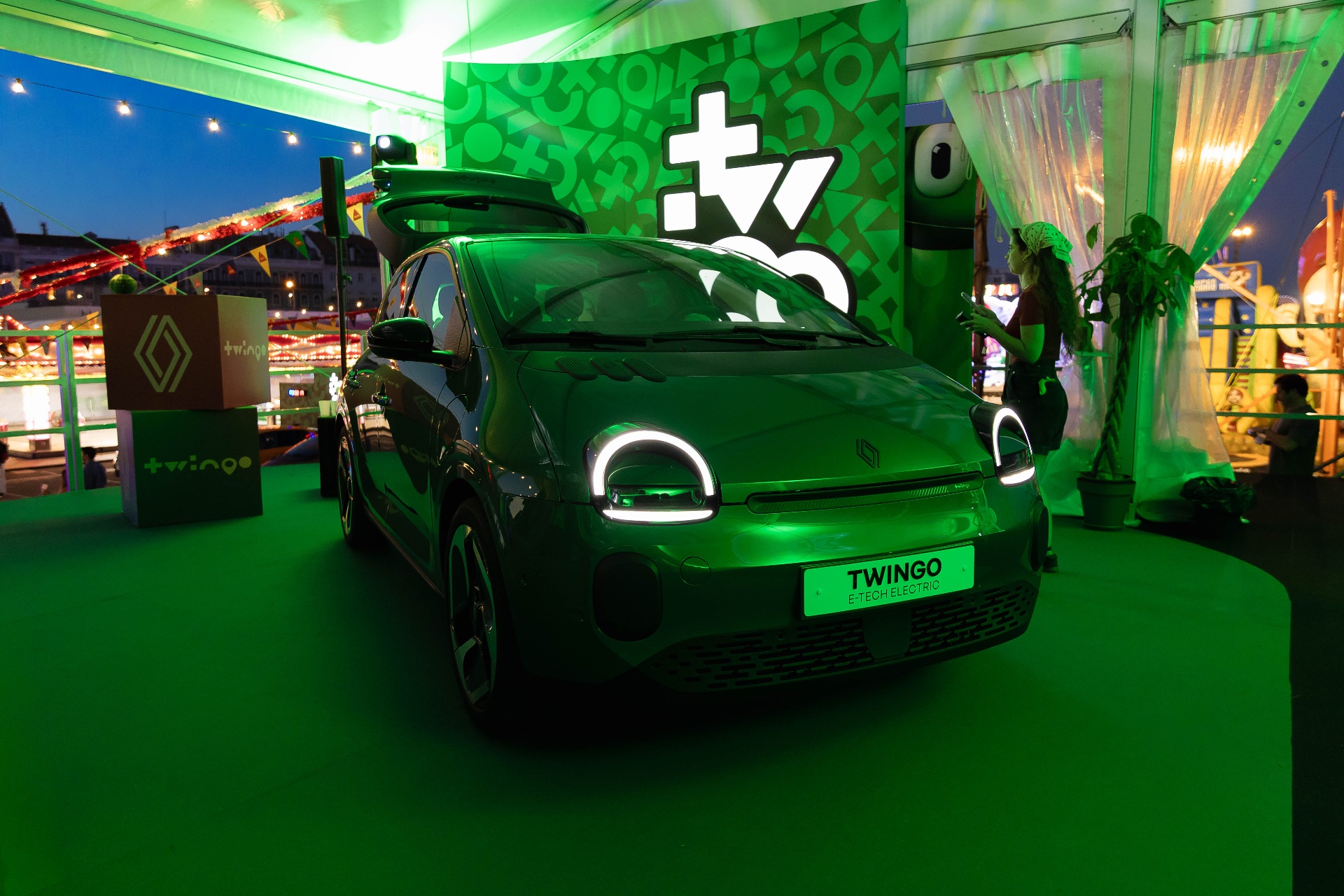 Renault Twingo E-Tech elétrico acelera a animação no arraial «Santos em Santos»