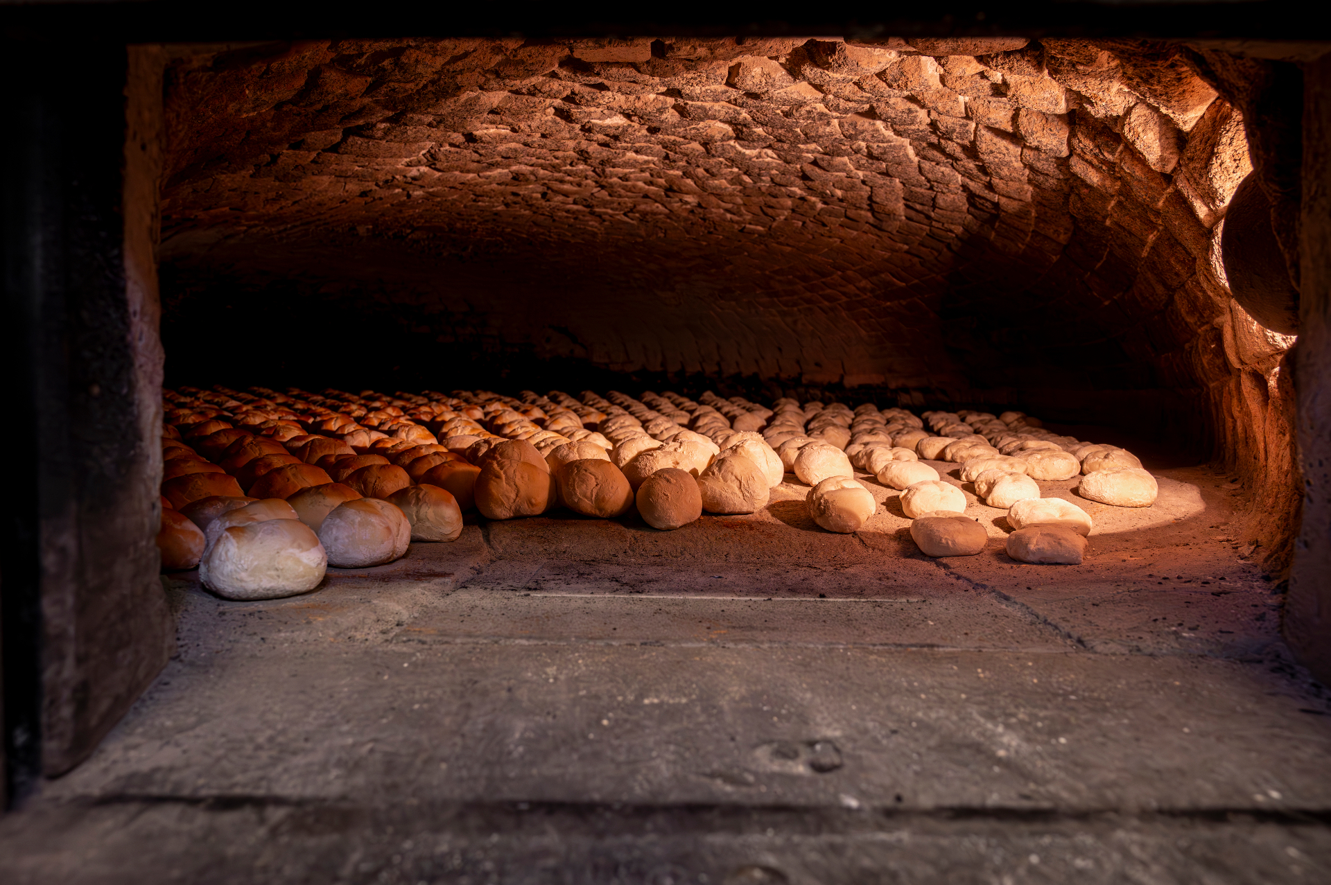 Forno de tijolo refractário com fornadas de moletes de Valongo a cozer