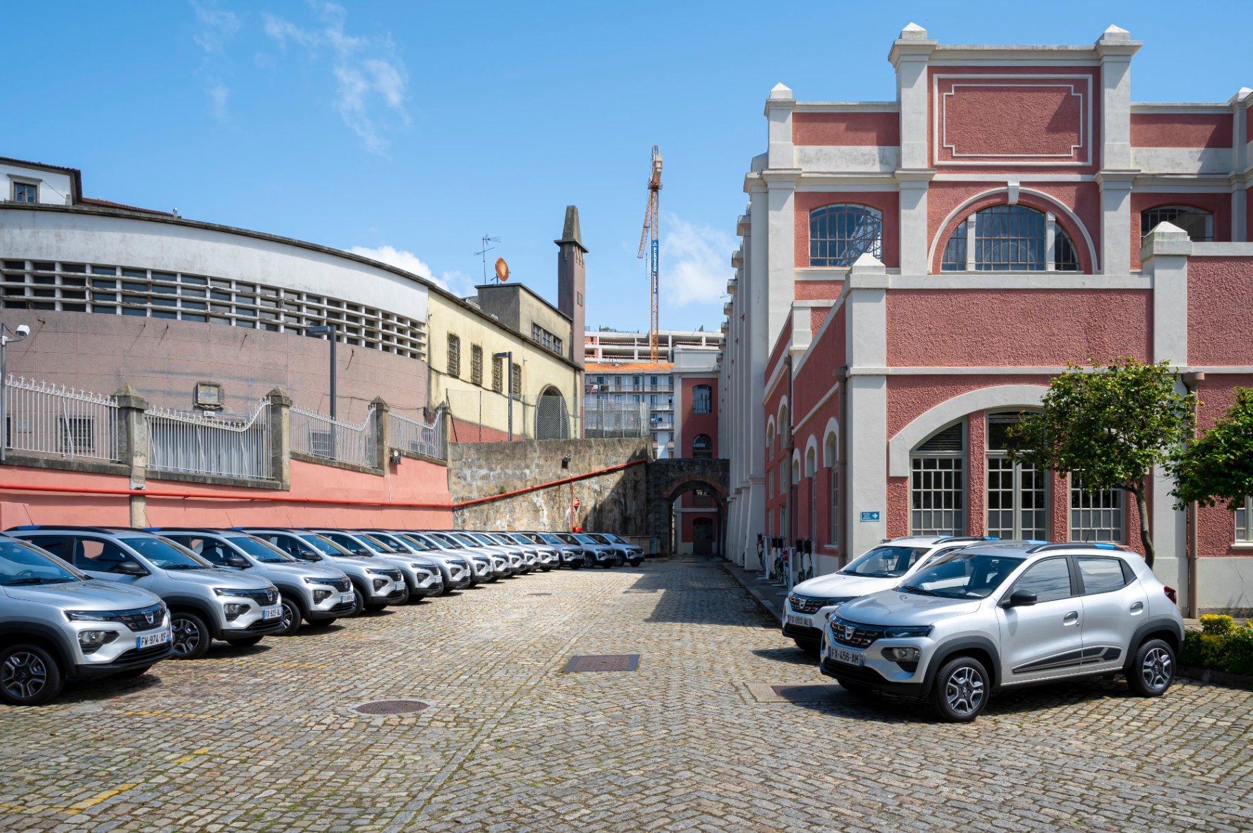 Frota de Dacia Spring alinhada no pátio do Museu do Carro Eléctrico