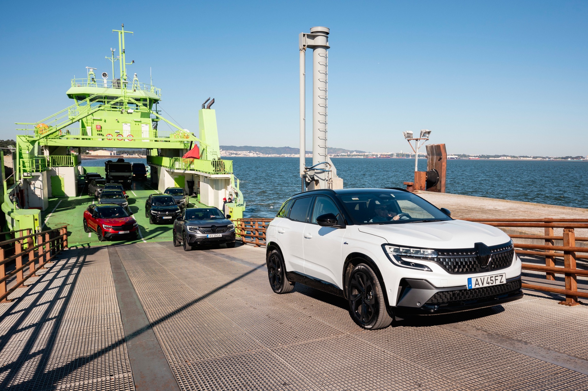 Renault Austral a desembarcar de ferry no Tejo