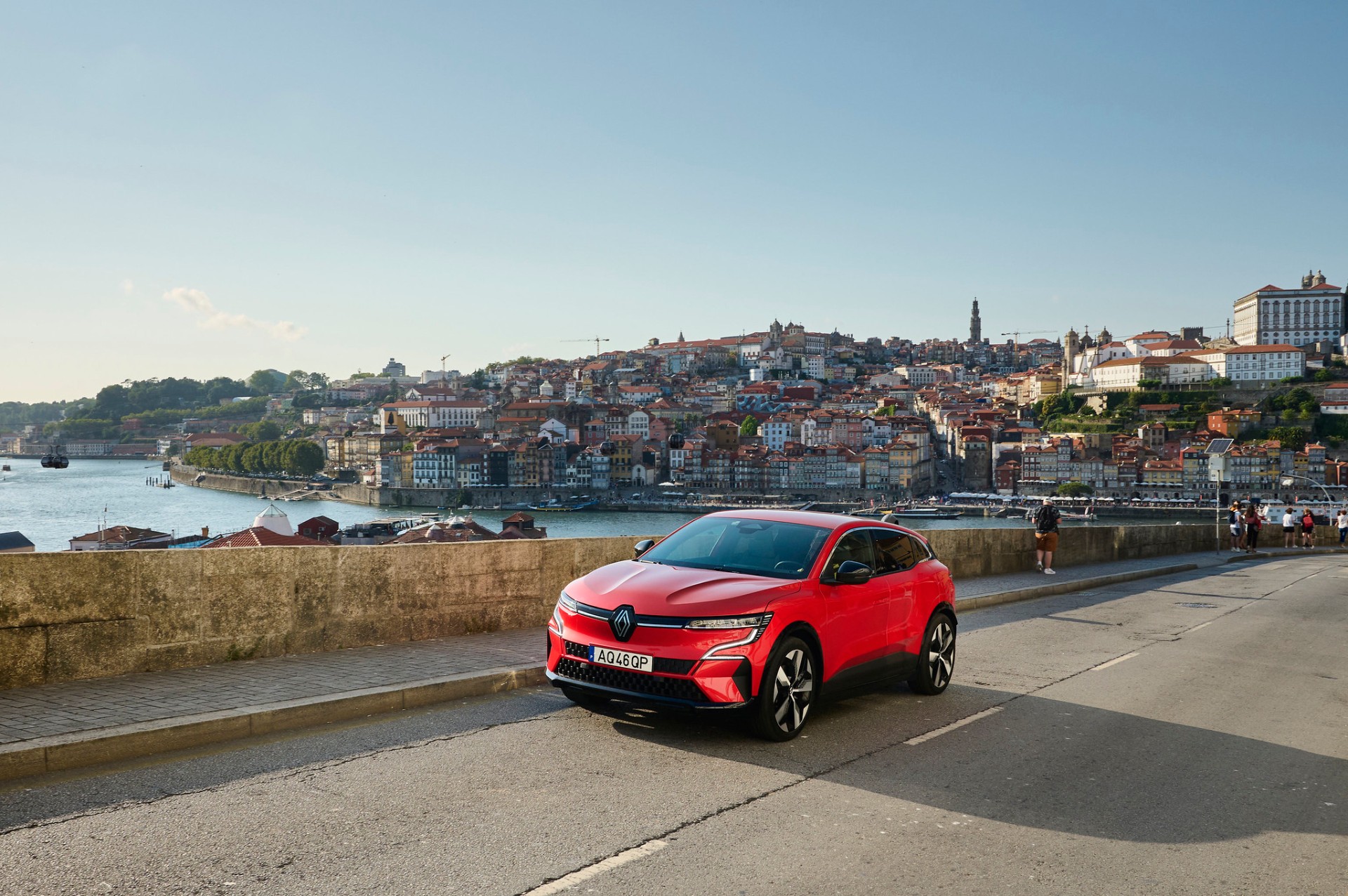Renault Mégane E-Tech vermelho com a Ribeira do Porto ao fundo