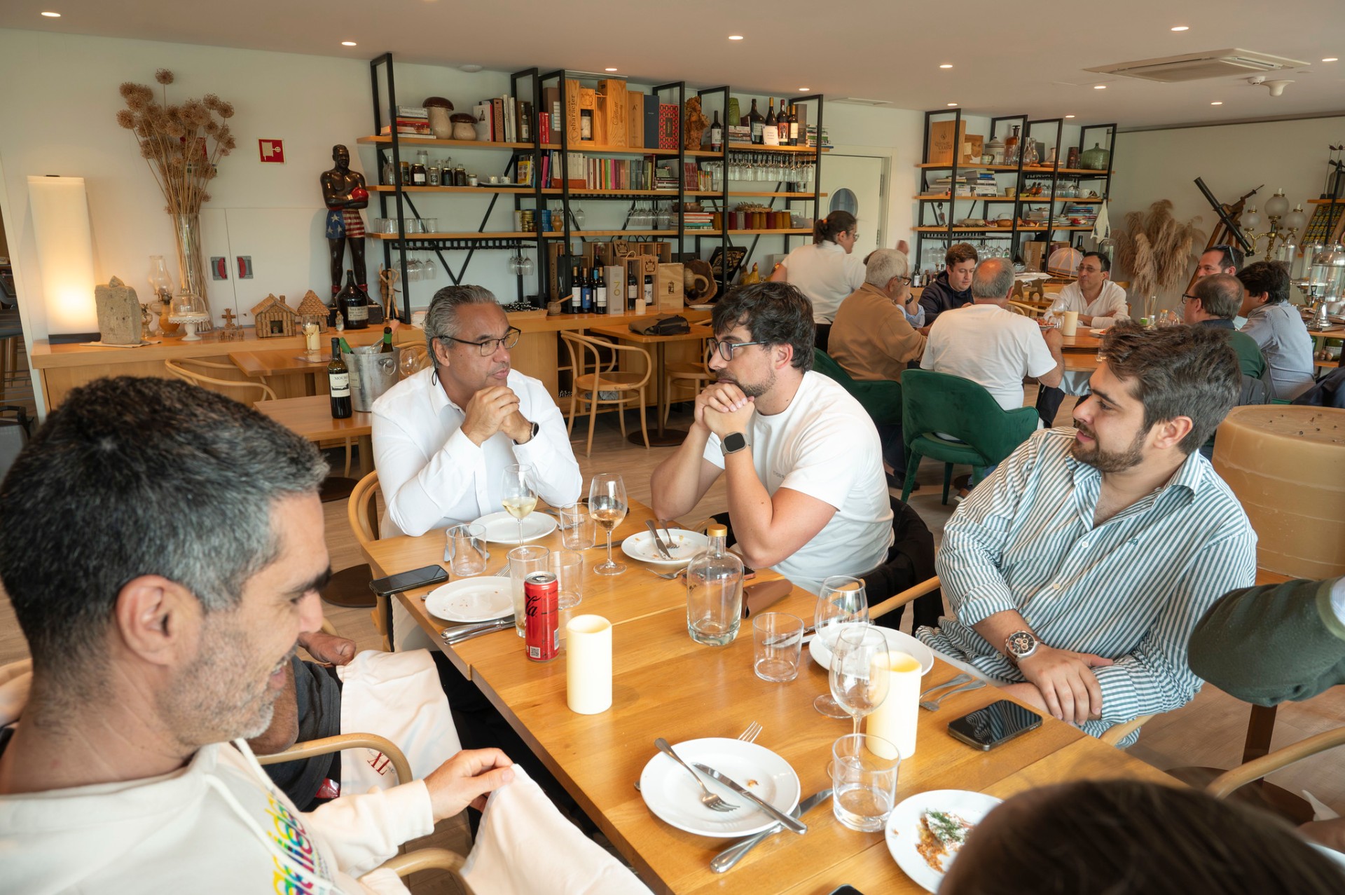 Grupo de jornalistas em torno de mesa de restaurante durante almoço da ação Alpine