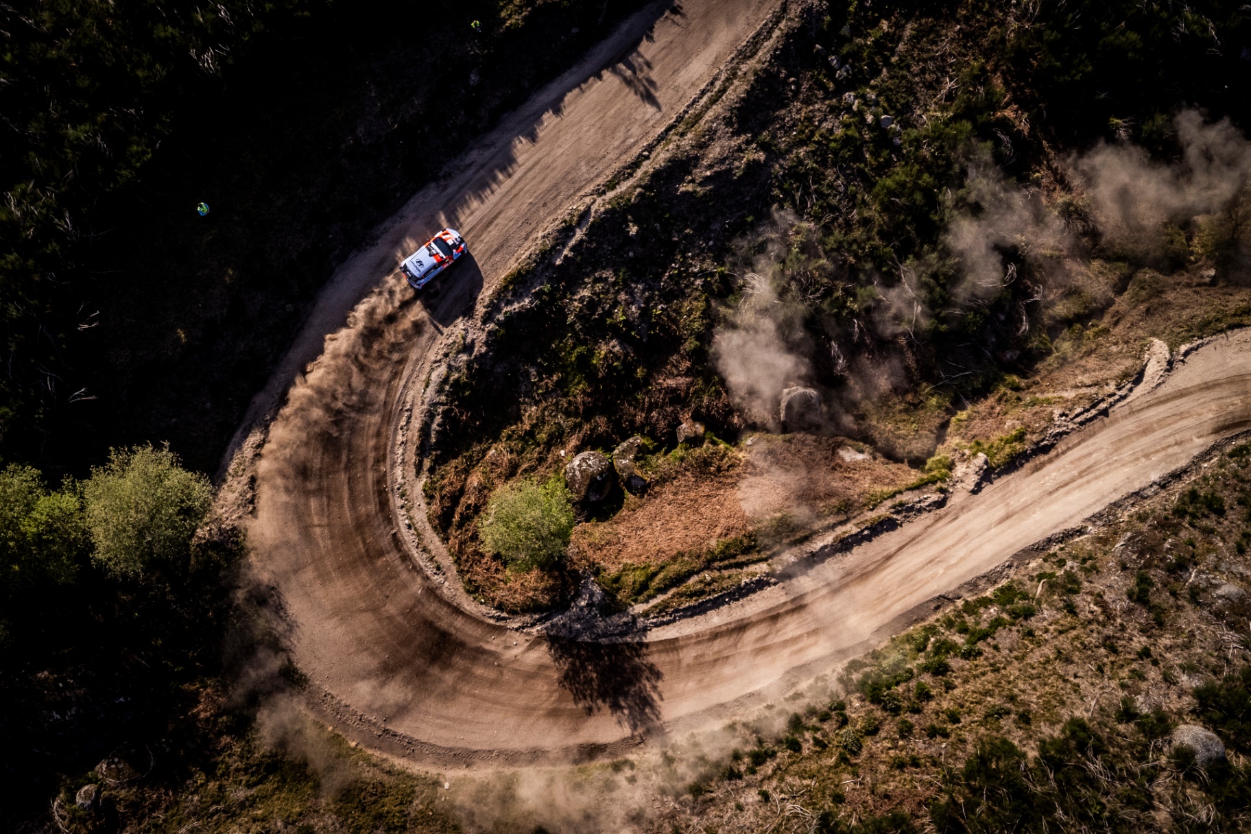 Vista aérea zenital de Hyundai i20 num gancho de terra com poeira a levantar