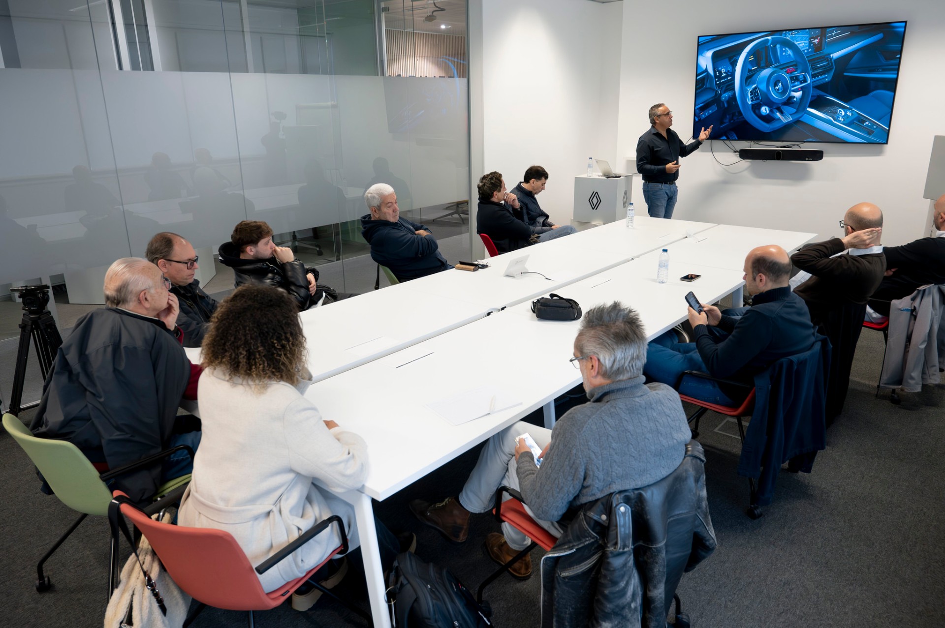 Conferência de imprensa Alpine: jornalistas em sala com apresentação do interior do A290 no ecrã