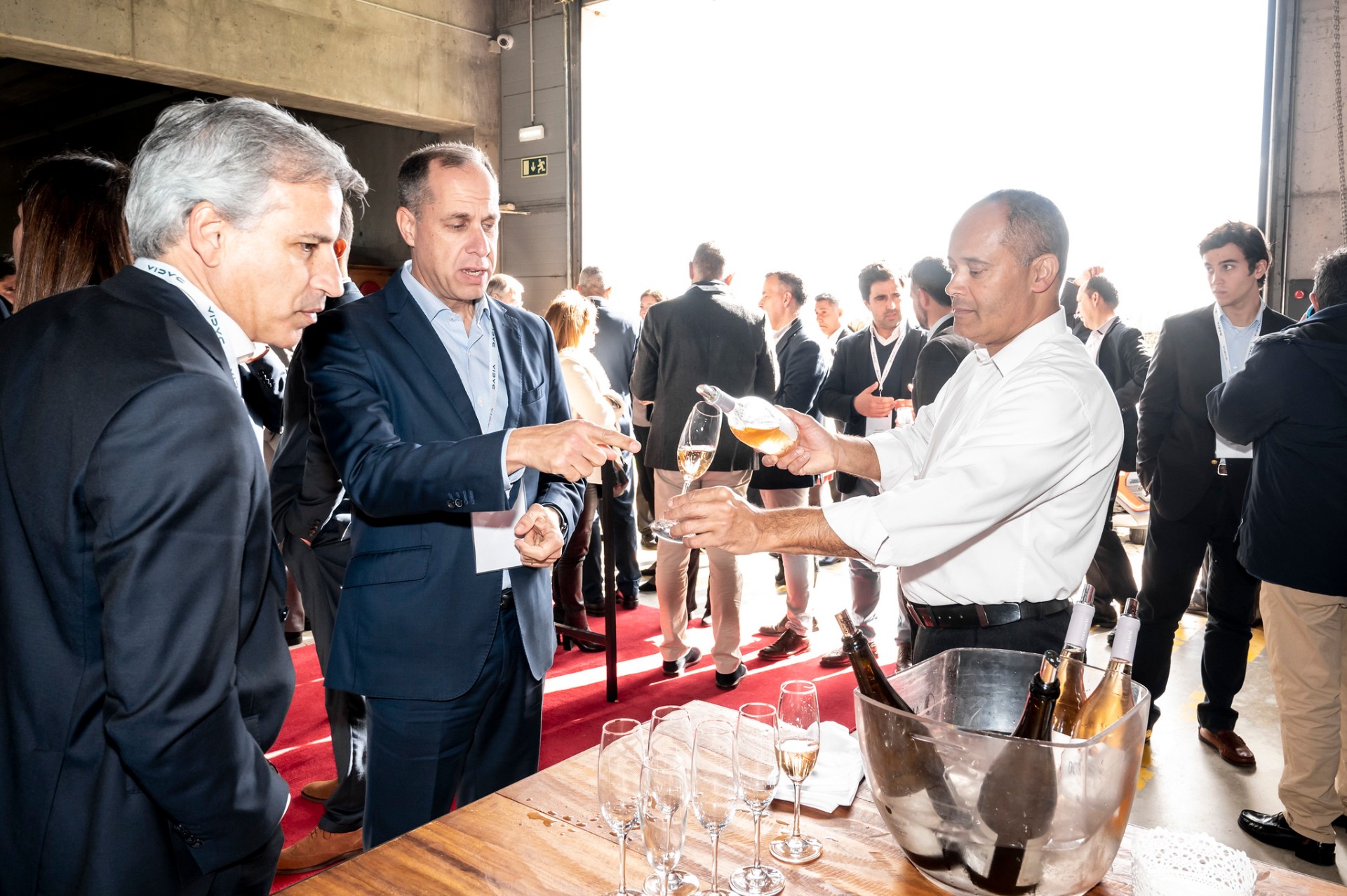 Prova de vinhos da AdegaMãe servida a convidados da rede Dacia