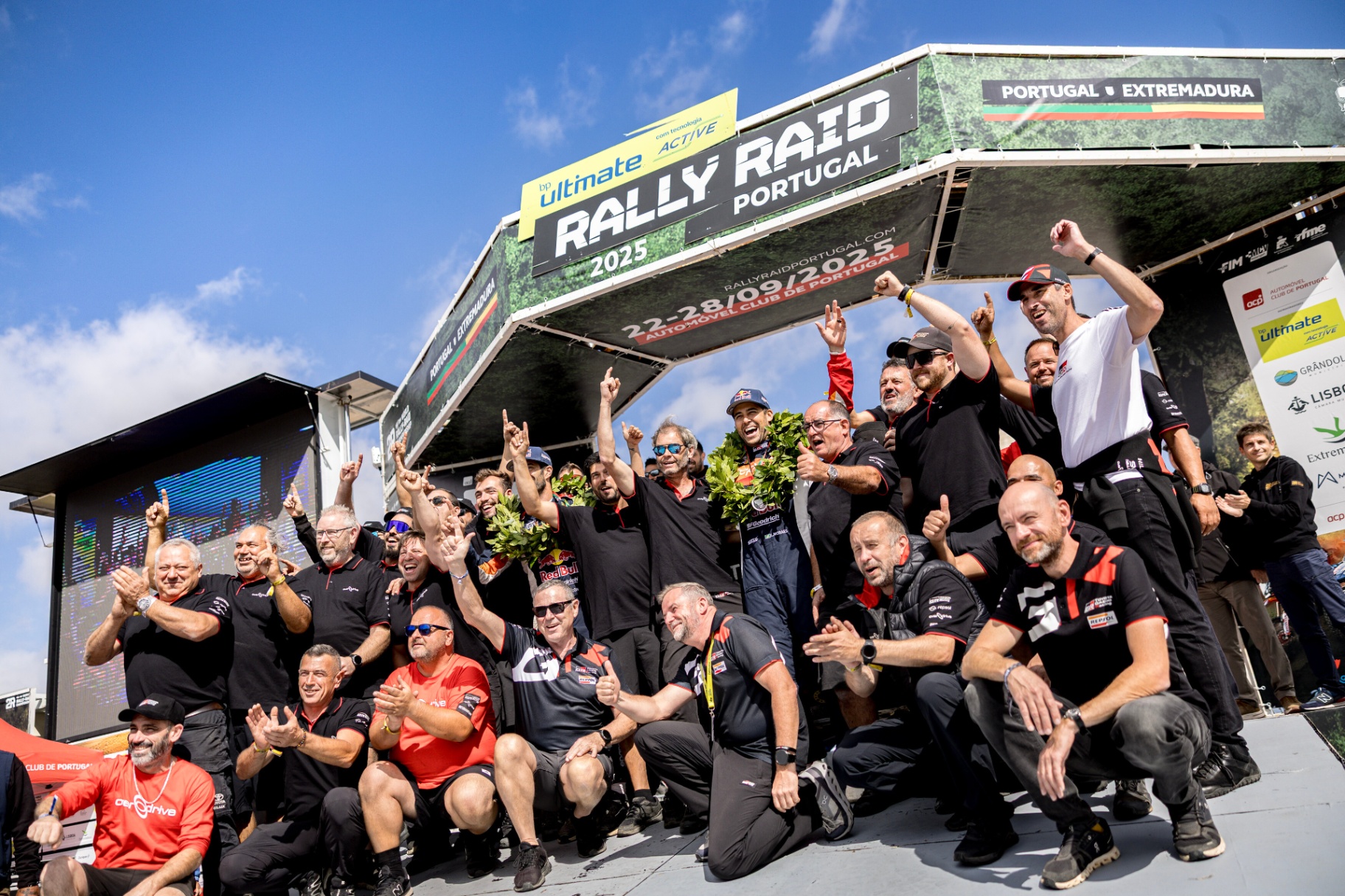 Equipa vencedora a celebrar no pódio do bp Ultimate Rally-Raid Portugal 2025 em Grândola