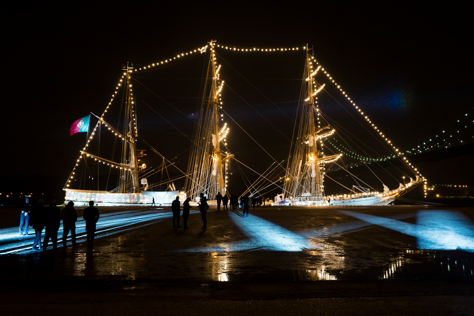 NRP Sagres iluminado à noite, em cerimónia de apresentação da viagem comemorativa.