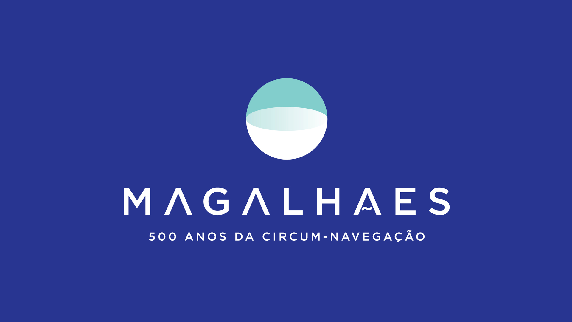 Identidade visual «Magalhães — 500 Anos da Circum-Navegação», com o símbolo do globo terrestre estilizado.