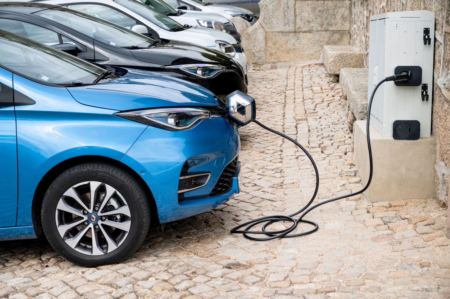 Renault Zoe azul a carregar num posto eléctrico instalado em Castelo Novo