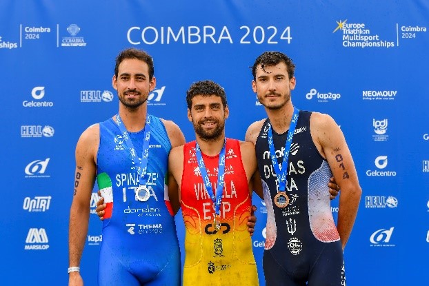 Pódio masculino do Europeu de Triatlo Multisport Coimbra 2024 com atletas de Itália, Espanha e França