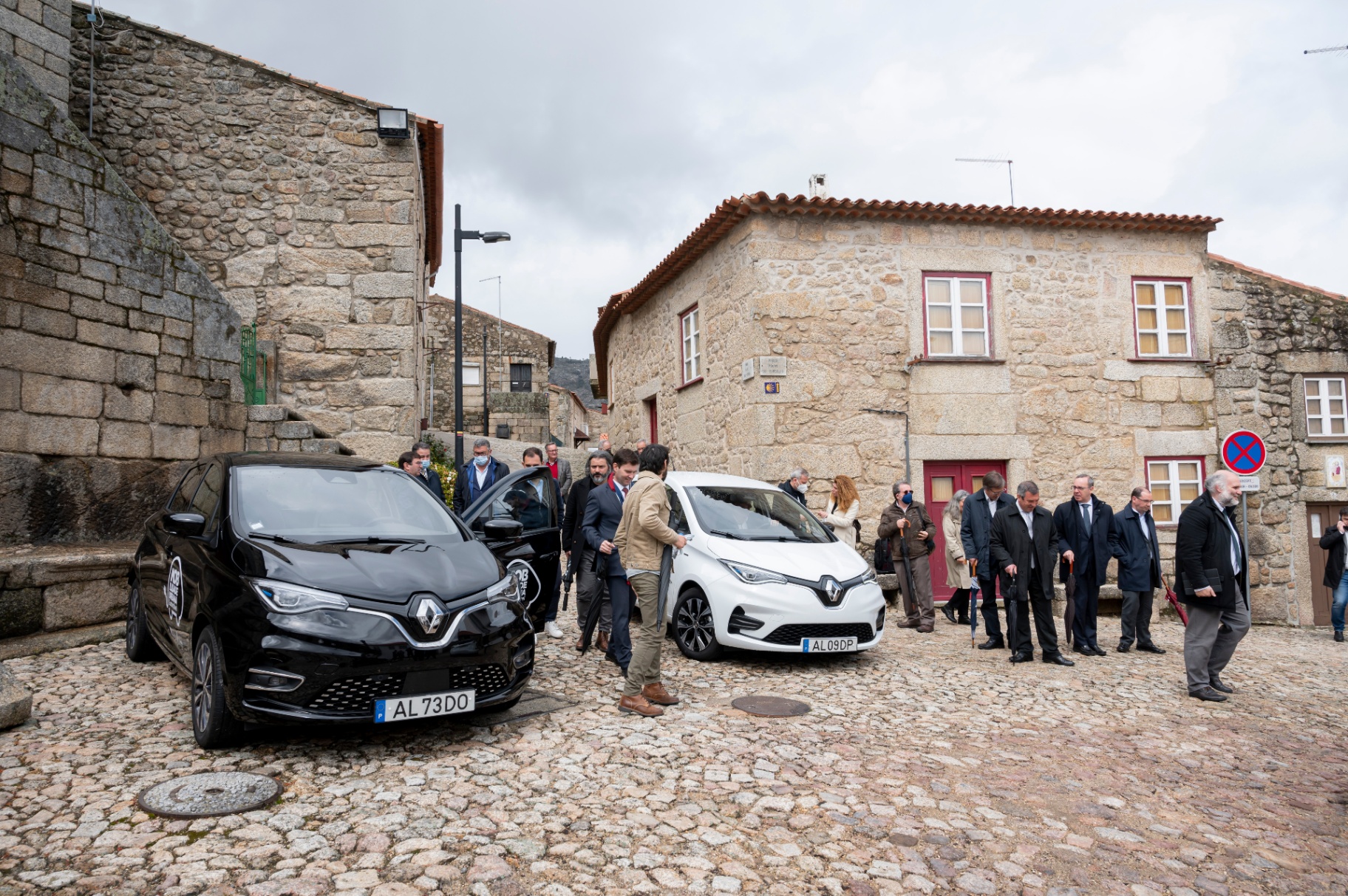 Apresentação pública do projecto em Castelo Novo, com autarcas e convidados junto aos Renault Zoe