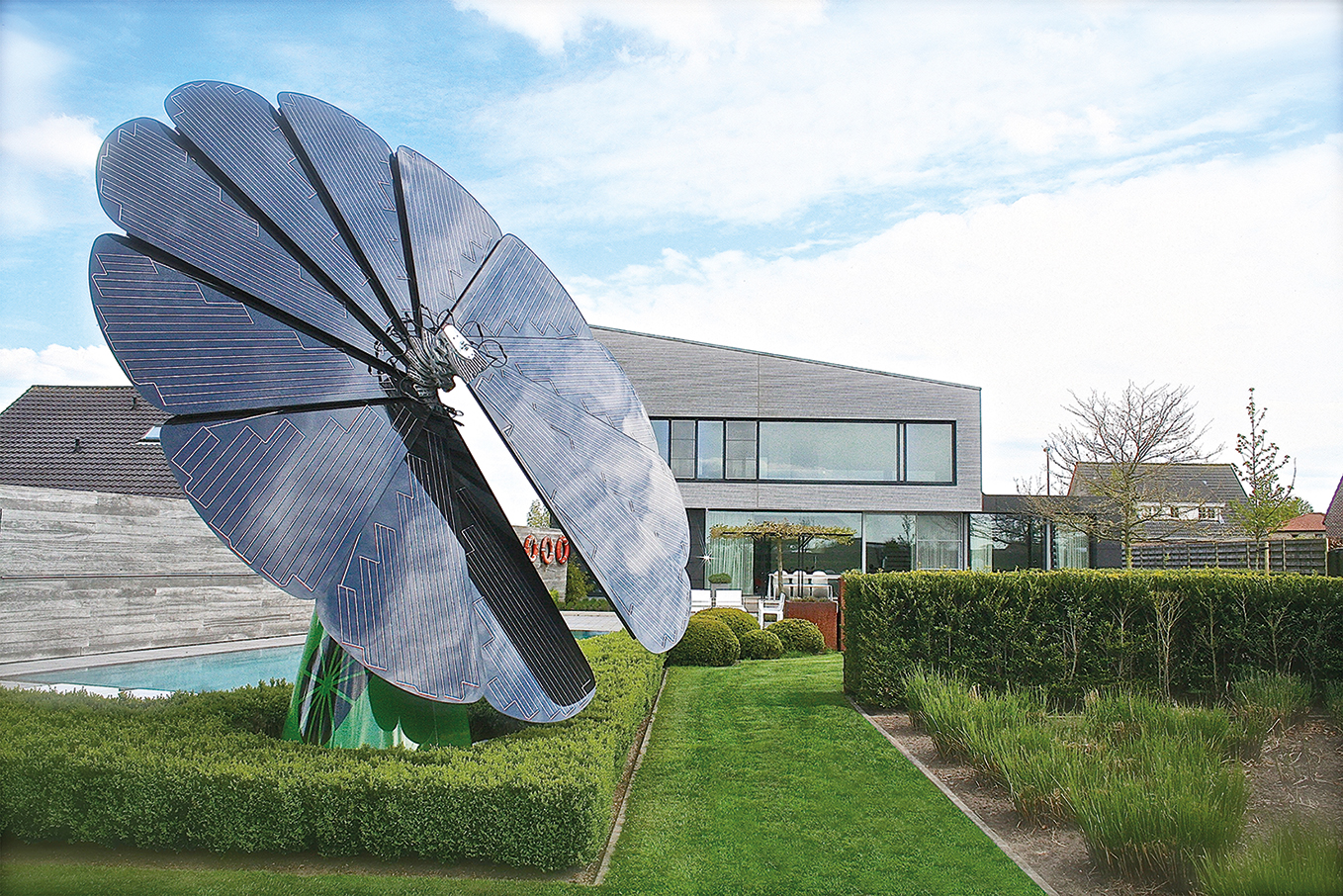smartflower POP instalado num jardim residencial.