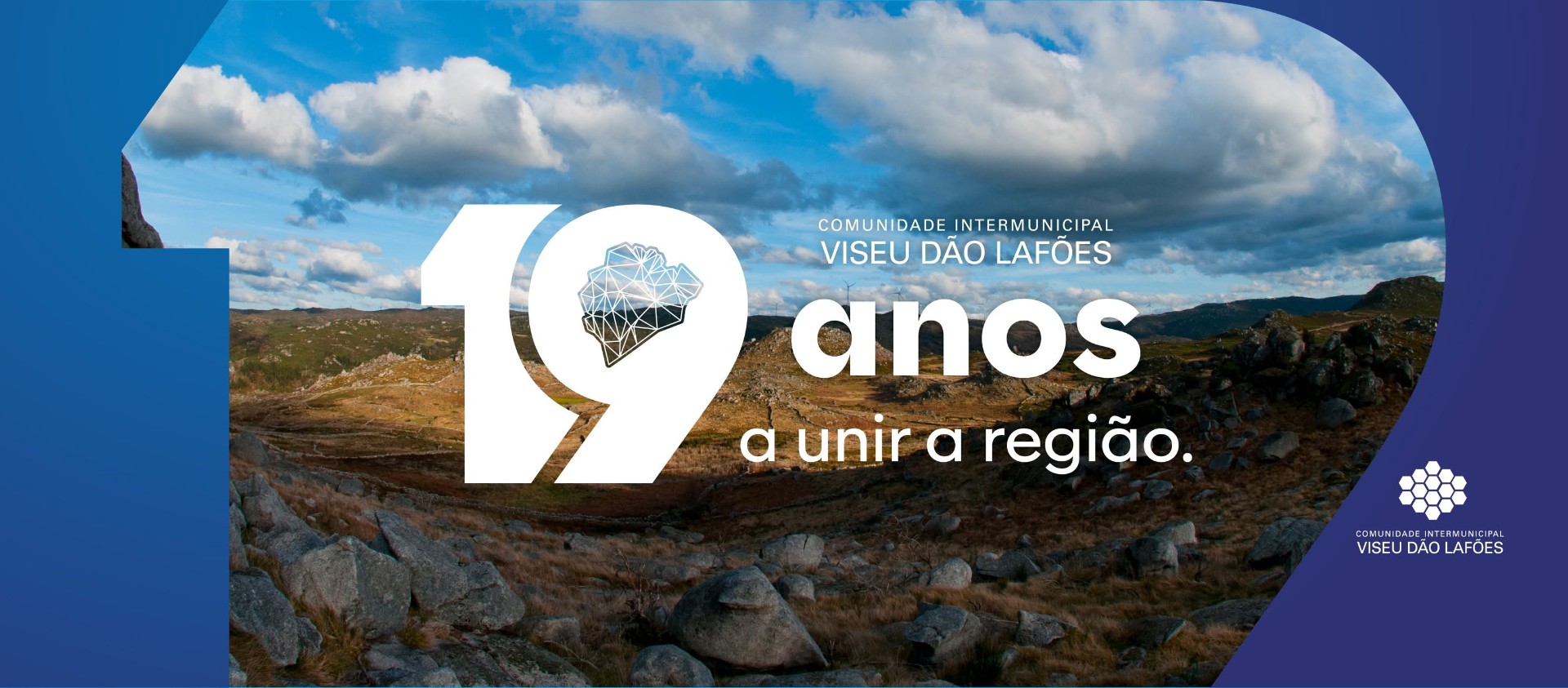 Campanha «19 anos a unir a região» da Comunidade Intermunicipal Viseu Dão Lafões, sobre paisagem serrana.