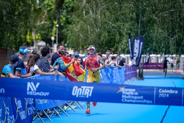 Primeiro dia de competição do Campeonato da Europa de Triatlo juntou centenas de atletas nas margens do Mondego